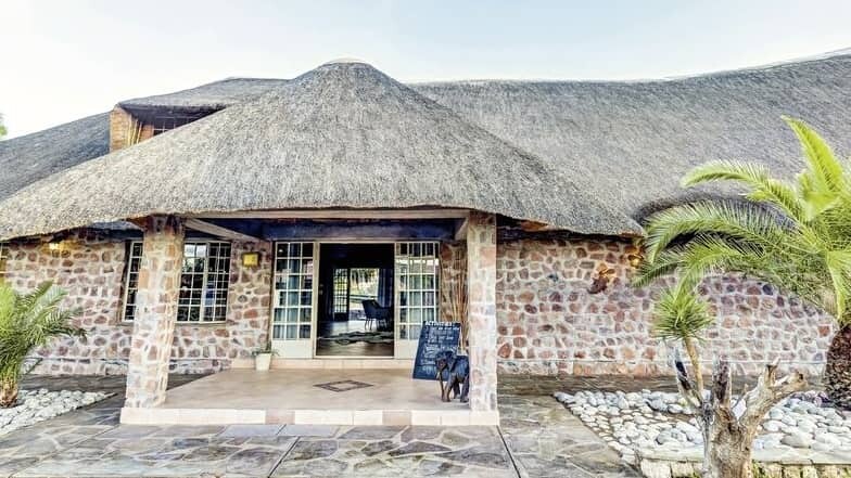 Elegant_Desert_Lodge