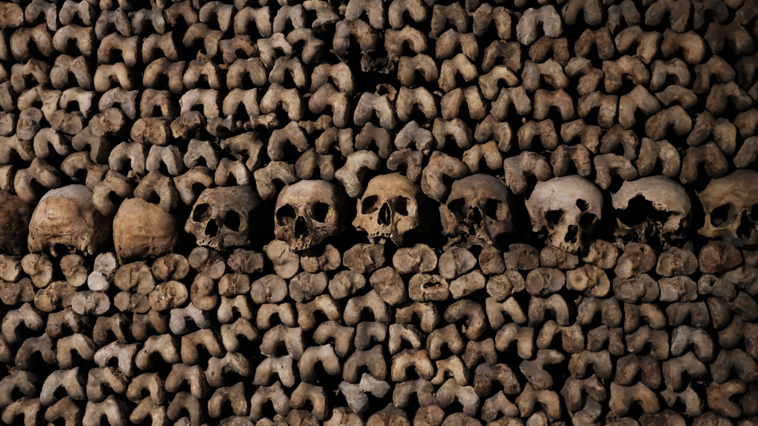 Paris_Katakomben_chelms-varthoumlien-7oWKnt0VL8I-unsplash