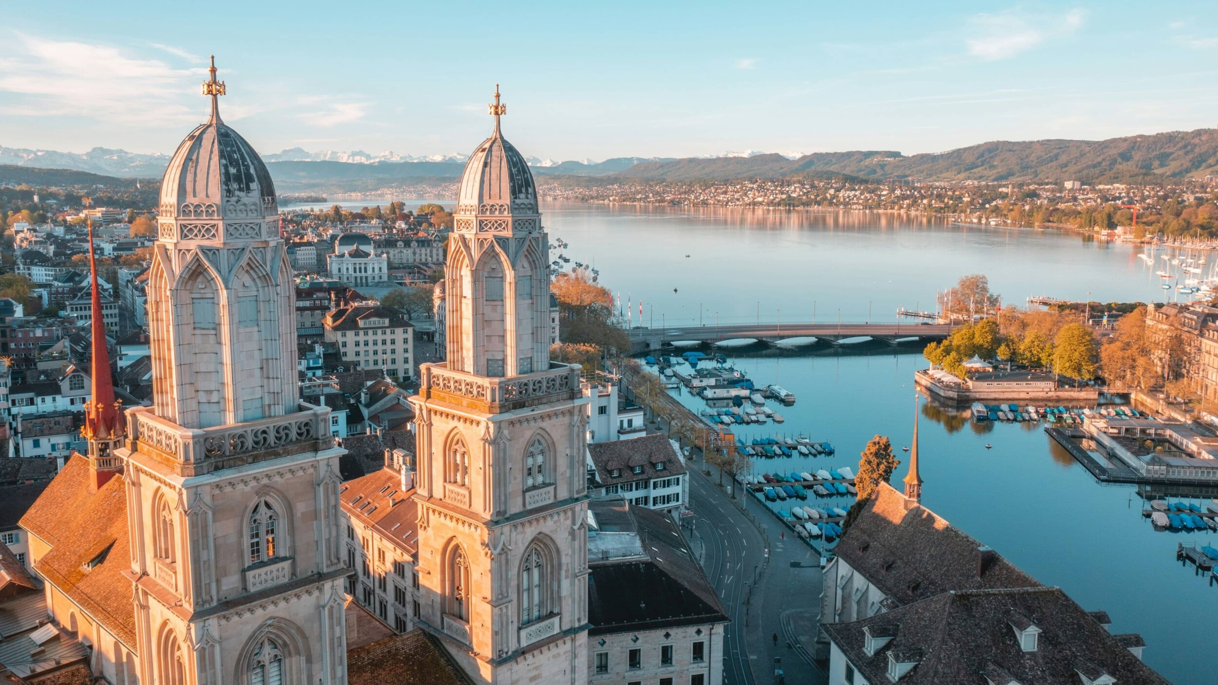 Schweiz_Zürich_Grossmünster_henrique-ferreira-6v-K4PpCHVw-unsplash