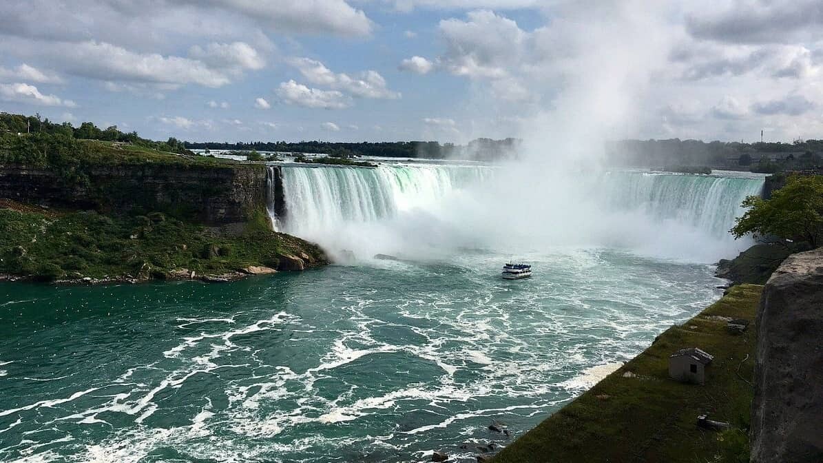 NiagaraFalls_HoreshoeFalls_1