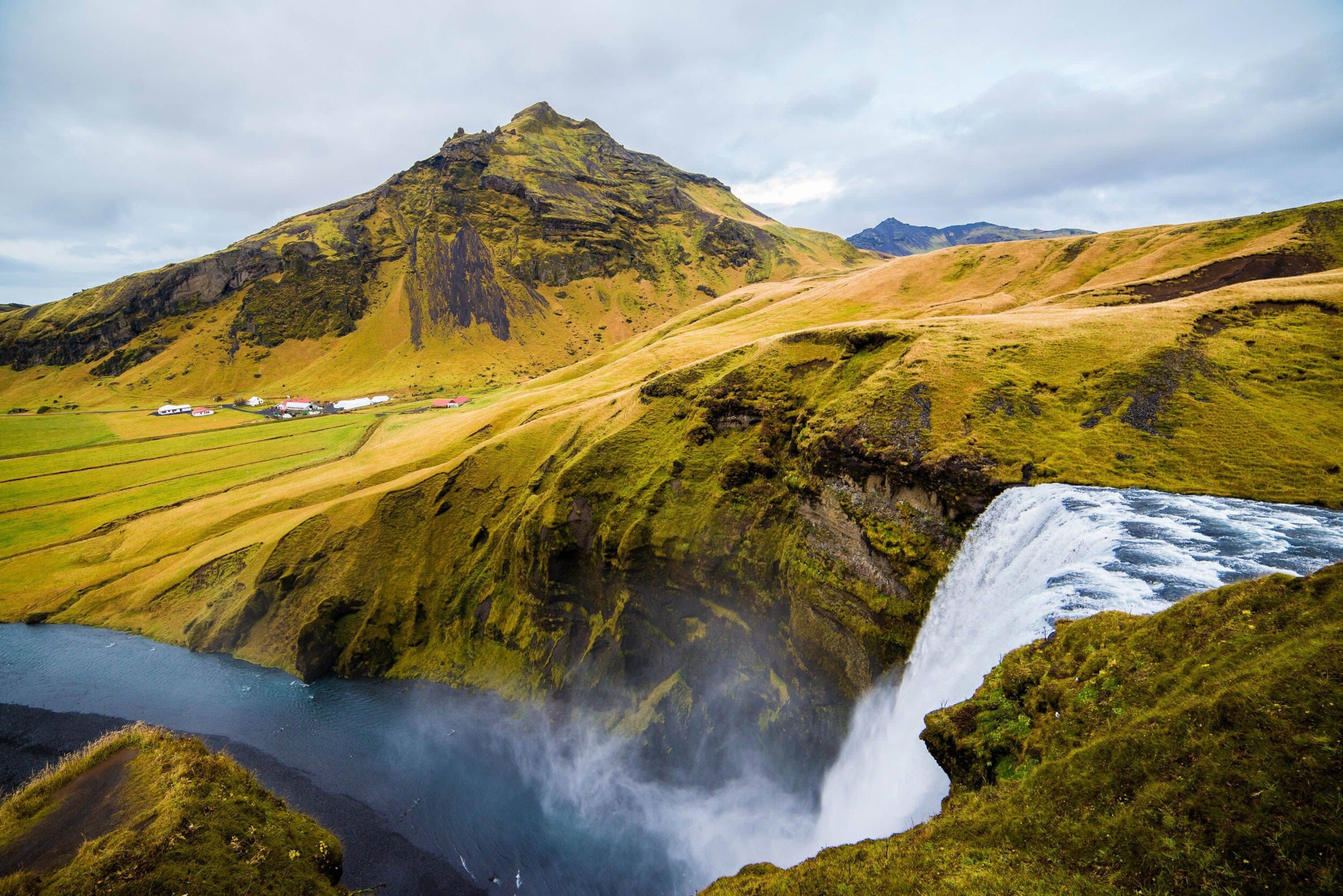 Island_chris-ried-sqJ40H9RtNw-unsplash_1