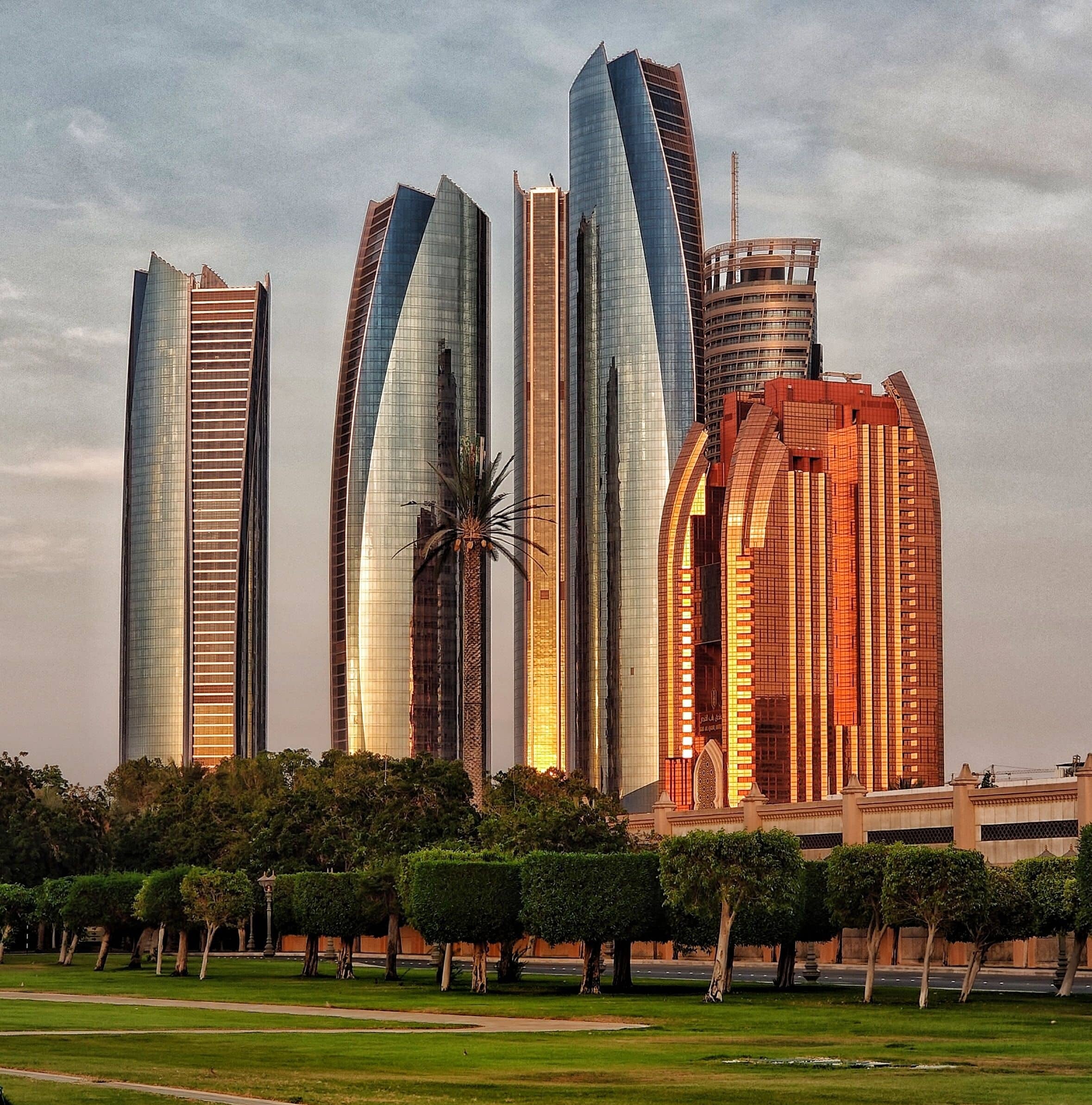 AbuDhabi_Wolkenkratzer_kamil-rogalinski-0LdLEfxzG1k-unsplash