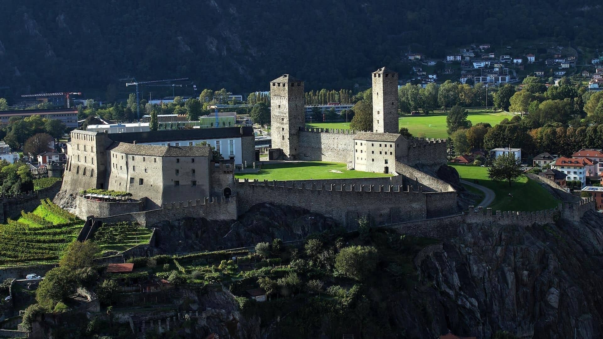 Schweiz_Bellinzona_castle-gba12ea5ba_1920
