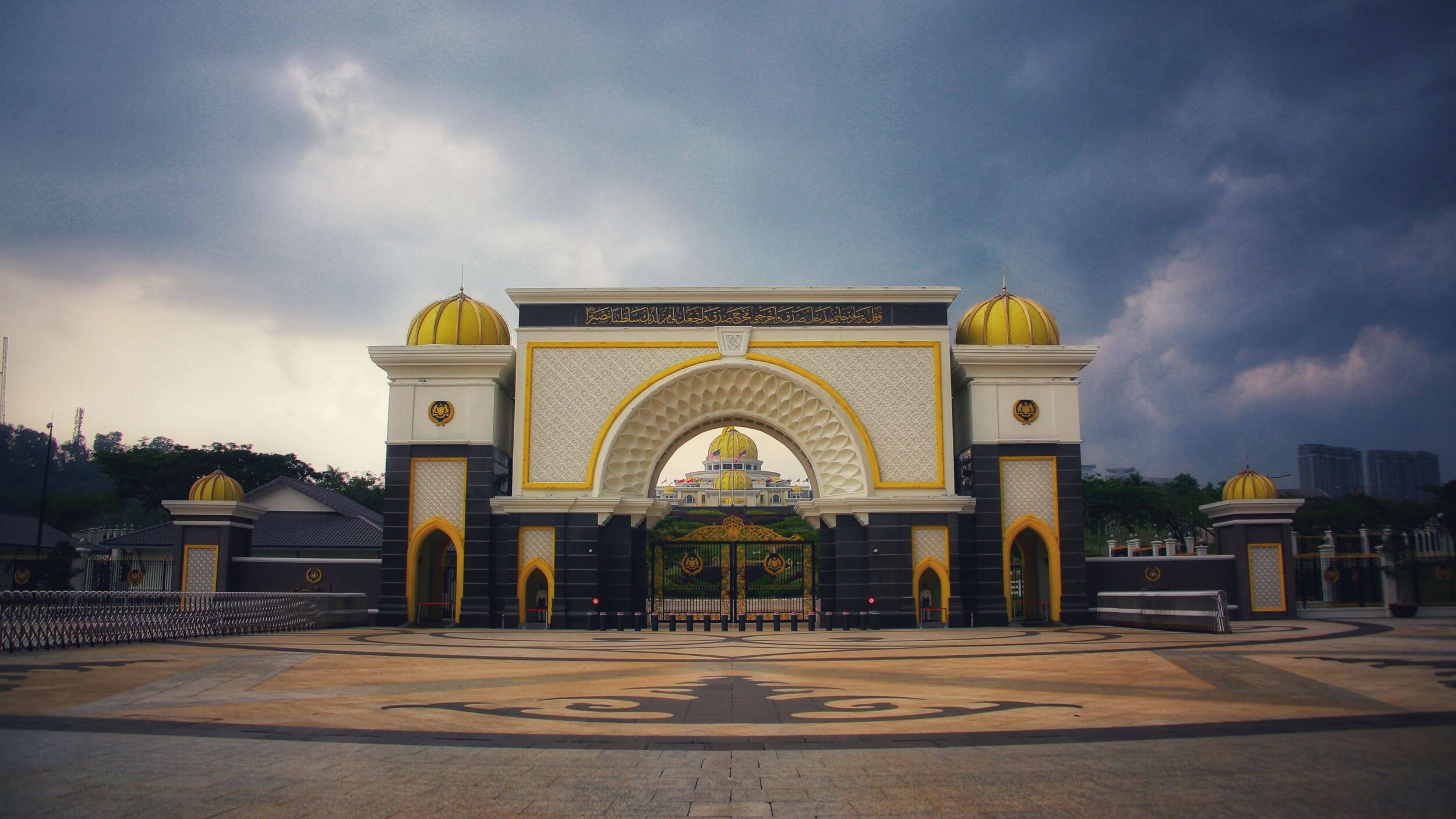 Königspalast_bo-zhang-dbvVfBLtXw4-unsplash